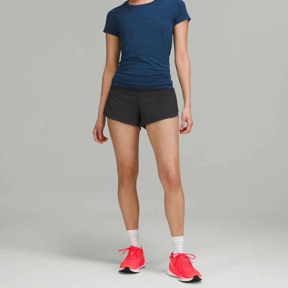 Lululemon Speed Up Low Rise shorts Sz 6